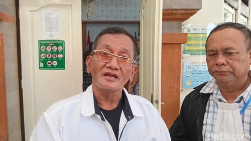 I Ketut Arik Wiantara (53) seusai menjalani sidang di PN Denpasar, Kamis (21/2/2024). (Aryo Mahendro/detikBali)