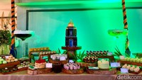 Menu berbuka puasa ini tentunya juga dimeriahkan dengan aneka takjil dari jajanan pasar, seperti putu ayu, carabikang, kue lapis, hingga kue lumpur. Kolak pisang dan aneka sliced cake juga tersedia. Foto: detikFood/Yenny Mustika Sari
