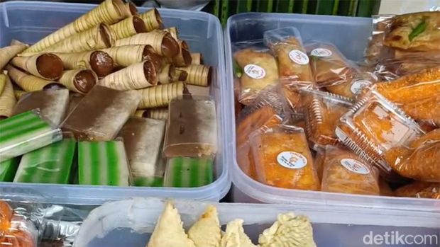 Jajan cerorot yang dijual penjual takjil di Kampung Gelgel, Klungkung, Bali.