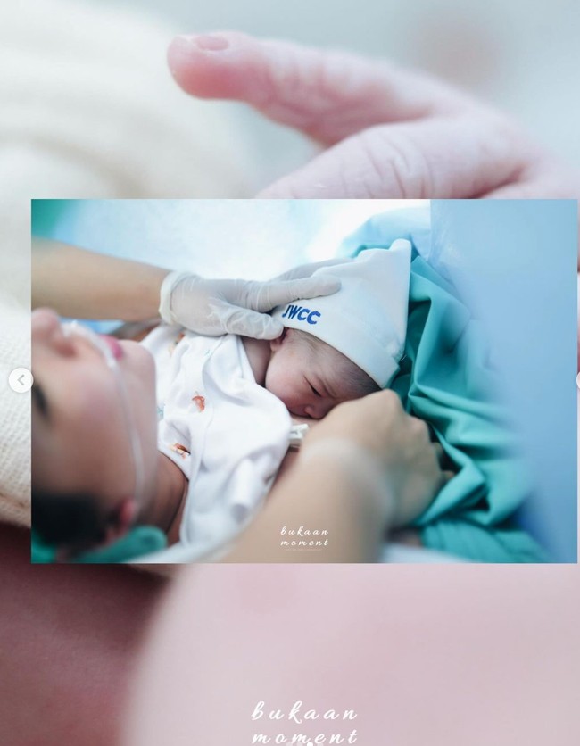 “Jatuh cinta (lagi) Welcoming our lil MVP to the big league! Only by His grace,” tulis keterangan unggahannya. Jessica diketahui melahirkan putri pertamanya pada Rabu (20/3/24) di sebuah rumah sakit di daerah Jakarta. Foto: Instagram