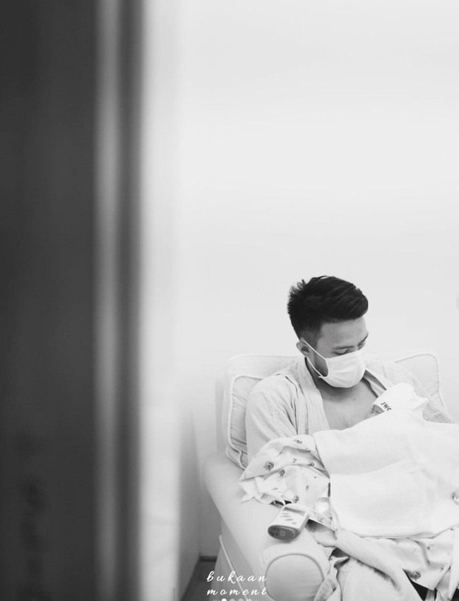 Sebagai ayah dan suami siaga, Yakup Hasibuan juga tampak setia menemani Jessica selama proses persalinan. Terlihat Yakup yang begitu menikmati perannya sebagai ayah baru bagi sang putri. Foto: Instagram