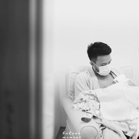 Sebagai ayah dan suami siaga, Yakup Hasibuan juga tampak setia menemani Jessica selama proses persalinan. Terlihat Yakup yang begitu menikmati perannya sebagai ayah baru bagi sang putri. Foto: Instagram