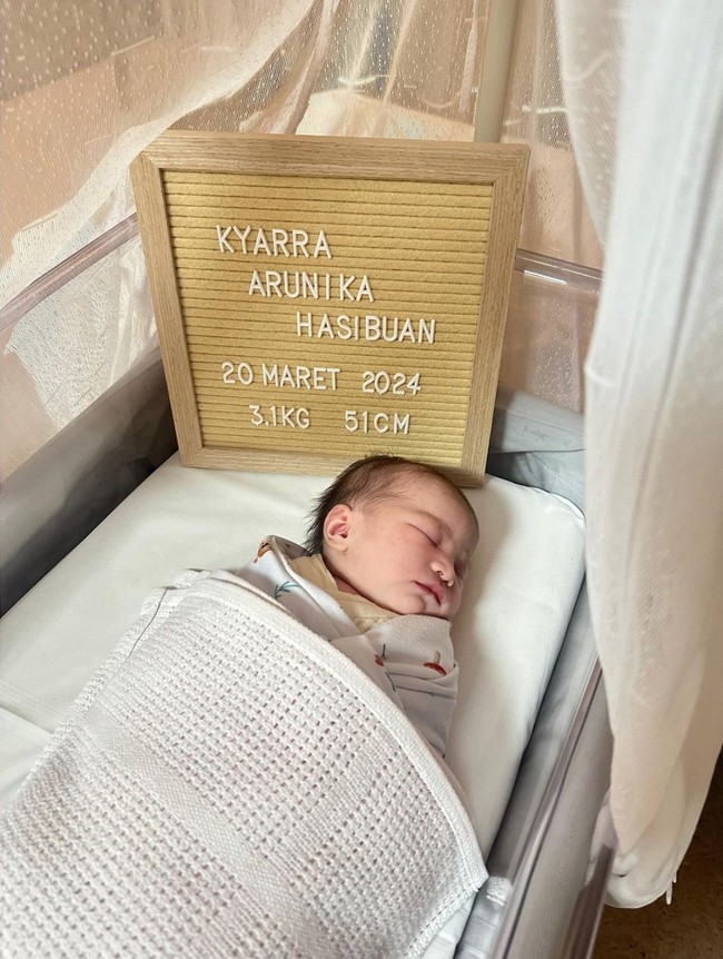 Anak pertama Jessica dan Yakup yang berjenis kelamin perempuan itu lahir dengan berat 3,1 kg dan tinggi 51 cm. Bayi cantik itu kemudian diberi nama Kyarra Arunika Hasibuan. Foto: Instagram