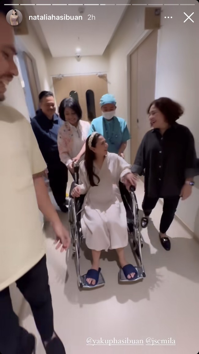 Selama di rumah sakit terlihat tak hanya suaminya, Yakup, melainkan mertua dan orangtua Jessica juga ikut menemani dan memberi semangat. Mereka pun tampak tak sabar menanti kelahiran cucunya. Foto: Instagram