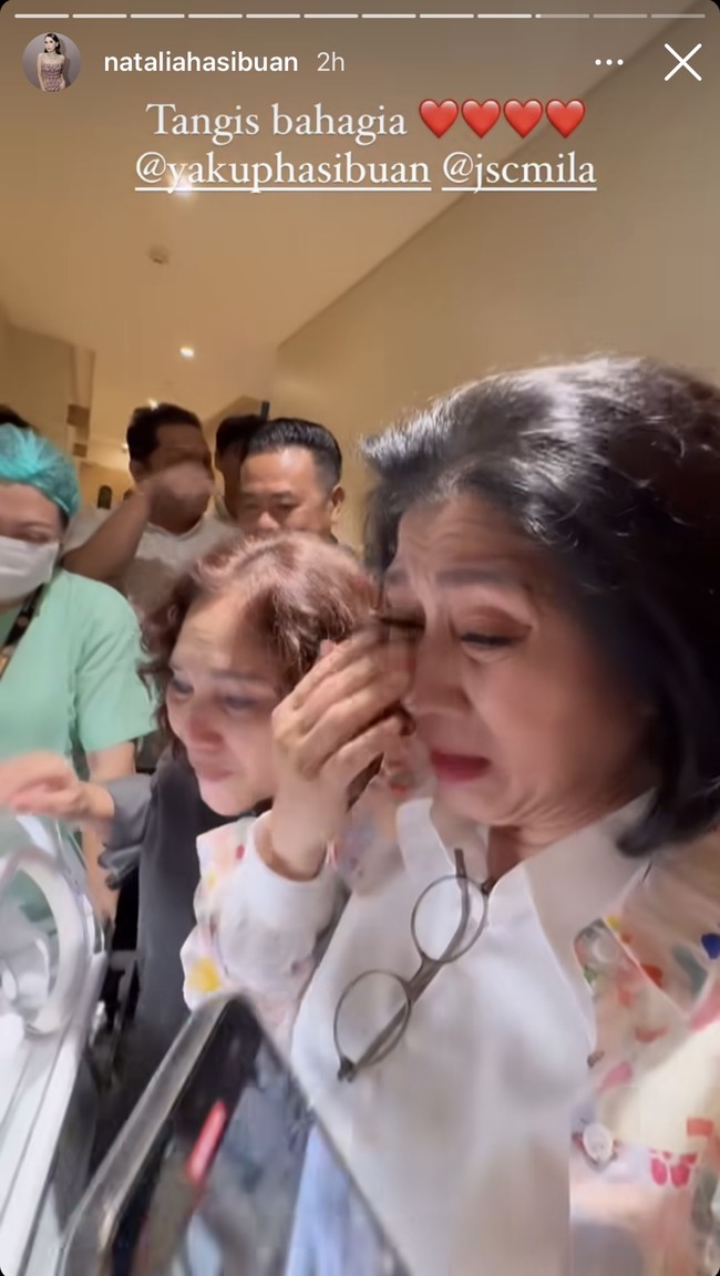 Kebahagiaan tampak jelas di wajah keluarga Jessica dan Yakup setelah melihat baby Kyarra lahir. Kedua nenek baby Kyarra bahkan sampai menangis terharu. Foto: Instagram