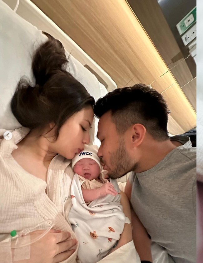 Tepat pada Kamis, (21/3/24) Jessica Mila dan suaminya mengumumkan kabar bahagia kelahiran anak pertama mereka. Melalui akun Instagram pribadi, Jessica dan Yakup memilih langsung mengungkap wajah cantik sang putri ke publik. Foto: Instagram