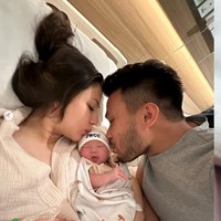 Tepat pada Kamis, (21/3/24) Jessica Mila dan suaminya mengumumkan kabar bahagia kelahiran anak pertama mereka. Melalui akun Instagram pribadi, Jessica dan Yakup memilih langsung mengungkap wajah cantik sang putri ke publik. Foto: Instagram
