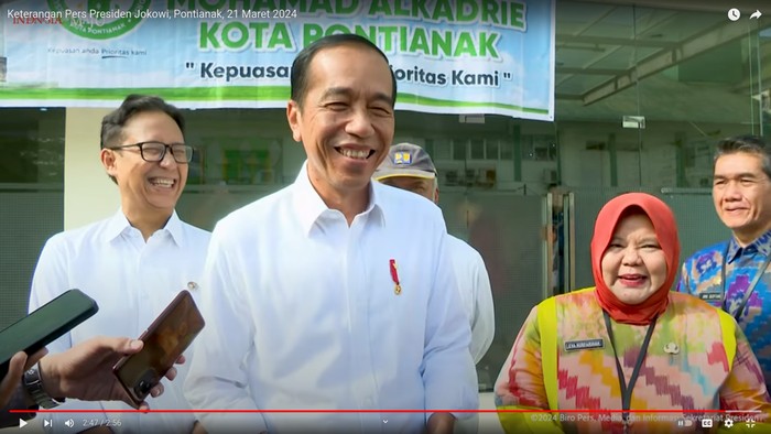 Jokowi Tertawa saat menjawab isu Ketum Golkar