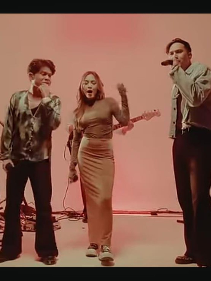 Juicy Luicy & Adrian Khalif feat Mahalini Juicy Luicy & Adrian Khalif feat Mahalini