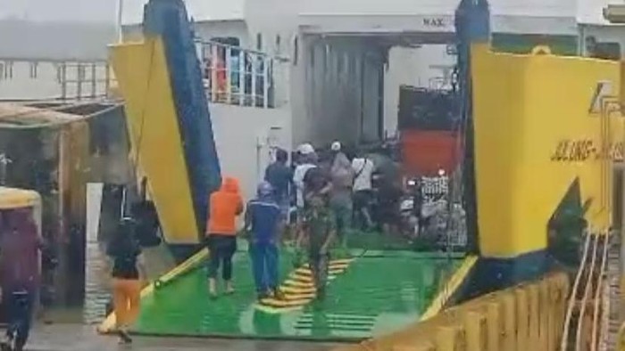 Kapal Ferry yang sempat terombang ambing di laut sampai di Pelabuhan Ferry Juwata.