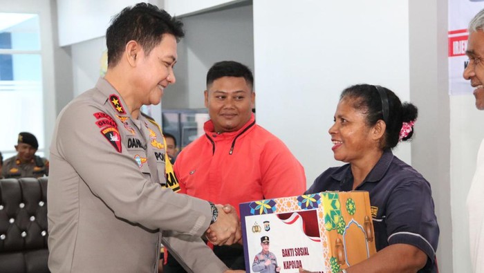 Kapolda Kaltara Irjen Pol Daniel saat memberikan bantuan sembako kepada buruh pelabuhan.