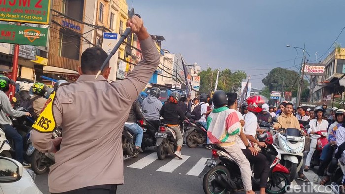 Kapolresta Bogor Kota Kombes Bismo Teguh Prakoso turun ke jalan membubarkan konvoi geng motor di Jl Tajur Raya, Kamis (21/3/2024).