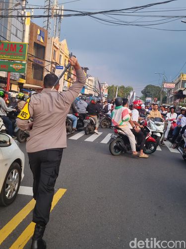 Kapolresta Bogor Kota Kombes Bismo Teguh Prakoso turun ke jalan membubarkan konvoi geng motor di Jl Tajur Raya, Kamis (21/3/2024).