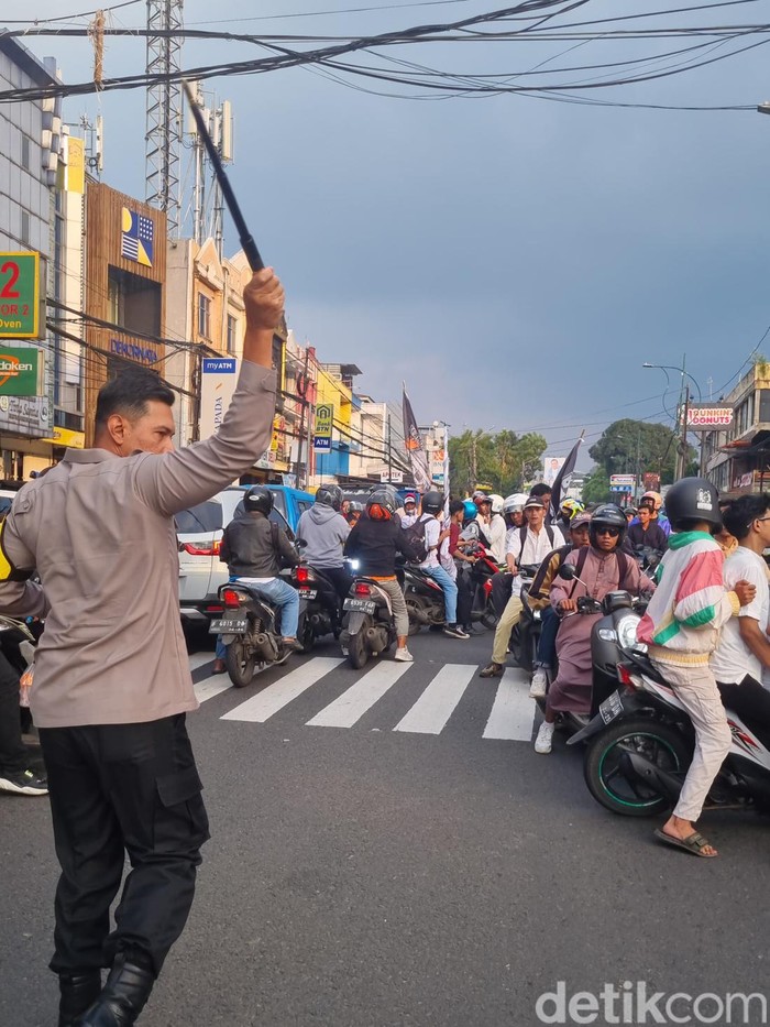Kapolresta Bogor Kota Kombes Bismo Teguh Prakoso turun ke jalan membubarkan konvoi geng motor di Jl Tajur Raya, Kamis (21/3/2024).