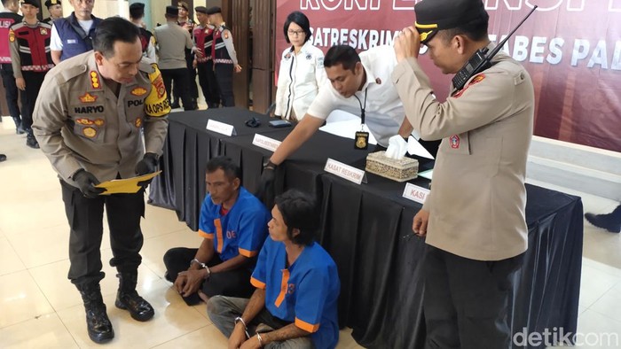 Kapolrestabes Palembang Kombes Harryo Sugihhartono saat mengintrogasi kedua pelaku pencurian.