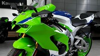 Harga Ninja 40th Anniversary Kawasaki ZX-10R Rp 590.300.000, Kawasaki Ninja ZX-6R Rp 399.900.000, Kawasaki Ninja ZX-4RR Rp 246.300.000 Foto: Kawasaki Motor Indonesia
