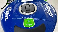 Kemudian terdapat lambang HUT ke-40 pada area tangki yang menjadi salah satu ciri khas Ninja 40th Anniversary Series. Foto: Kawasaki Motor Indonesia