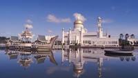 Masjid terapung ini menjadi destinasi wisata utama di Brunei Darussalam. Nama masjidnya diambil dari nama Sultan ke-28 yang memerintah Kerajaan Brunei. bangunan masjid selesai dibangun pada 1958 dan memiliki cerminan arsitektur Islam yang modern.