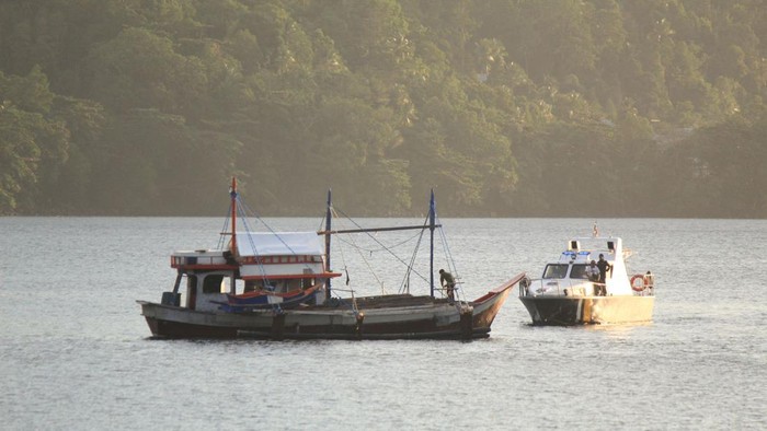 Kementerian Kelautan dan Perikanan (KKP) menangkap satu unit kapal pengangkut ikan asal Filipina di Wilayah Pengelolaan Perikanan Negara Republik Indonesia (WPPNRI) 716 Laut Sulawesi. Diketahui kapal tersebut telah menyebabkan kerugian negara hingga Rp 1,4 miliar.