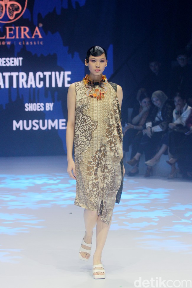 Alleira Batik menyuguhkan koleksi bertema Fusion Attractive di Plaza Indonesia Fashion Week 2024. Koleksi yang sudah ditampilkan di New York Fashion Week ini terinspirasi serial Sex And The City sehingga tampilannya cocok untuk orang-orang kantoran ala New Yorker. Foto: Mohammad Abduh/detikcom.