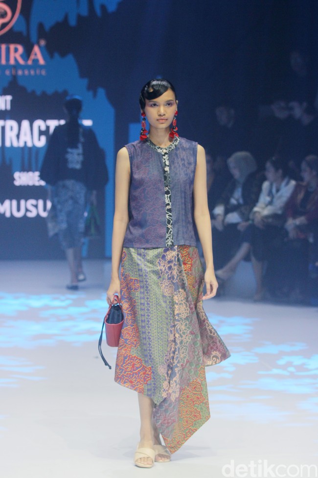Alleira Batik menyuguhkan koleksi bertema Fusion Attractive di Plaza Indonesia Fashion Week 2024. Koleksi yang sudah ditampilkan di New York Fashion Week ini terinspirasi serial Sex And The City sehingga tampilannya cocok untuk orang-orang kantoran ala New Yorker.  Foto: Mohammad Abduh/detikcom.