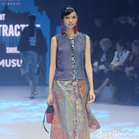 Alleira Batik menyuguhkan koleksi bertema Fusion Attractive di Plaza Indonesia Fashion Week 2024. Koleksi yang sudah ditampilkan di New York Fashion Week ini terinspirasi serial Sex And The City sehingga tampilannya cocok untuk orang-orang kantoran ala New Yorker.  Foto: Mohammad Abduh/detikcom.