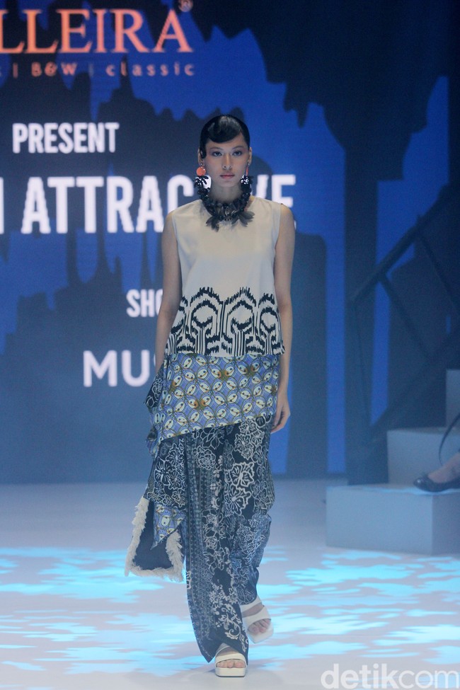 Alleira Batik menyuguhkan koleksi bertema Fusion Attractive di Plaza Indonesia Fashion Week 2024. Koleksi yang sudah ditampilkan di New York Fashion Week ini terinspirasi serial Sex And The City sehingga tampilannya cocok untuk orang-orang kantoran ala New Yorker.  Foto: Mohammad Abduh/detikcom.