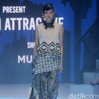 Alleira Batik menyuguhkan koleksi bertema Fusion Attractive di Plaza Indonesia Fashion Week 2024. Koleksi yang sudah ditampilkan di New York Fashion Week ini terinspirasi serial Sex And The City sehingga tampilannya cocok untuk orang-orang kantoran ala New Yorker.  Foto: Mohammad Abduh/detikcom.
