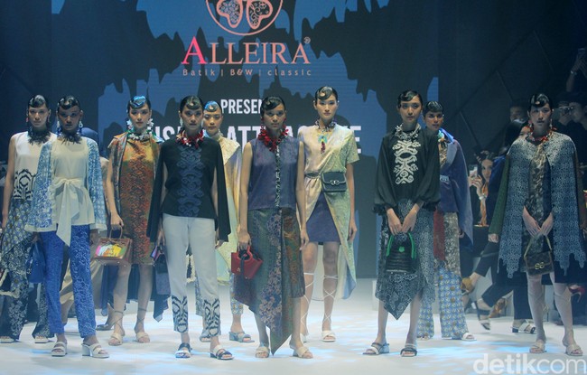 Alleira Batik menyuguhkan koleksi bertema Fusion Attractive di Plaza Indonesia Fashion Week 2024. Koleksi yang sudah ditampilkan di New York Fashion Week ini terinspirasi serial Sex And The City sehingga tampilannya cocok untuk orang-orang kantoran ala New Yorker.  Foto: Mohammad Abduh/detikcom.