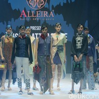 Alleira Batik menyuguhkan koleksi bertema Fusion Attractive di Plaza Indonesia Fashion Week 2024. Koleksi yang sudah ditampilkan di New York Fashion Week ini terinspirasi serial Sex And The City sehingga tampilannya cocok untuk orang-orang kantoran ala New Yorker.  Foto: Mohammad Abduh/detikcom.