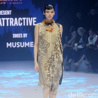 Alleira Batik menyuguhkan koleksi bertema Fusion Attractive di Plaza Indonesia Fashion Week 2024. Koleksi yang sudah ditampilkan di New York Fashion Week ini terinspirasi serial Sex And The City sehingga tampilannya cocok untuk orang-orang kantoran ala New Yorker. Foto: Mohammad Abduh/detikcom.