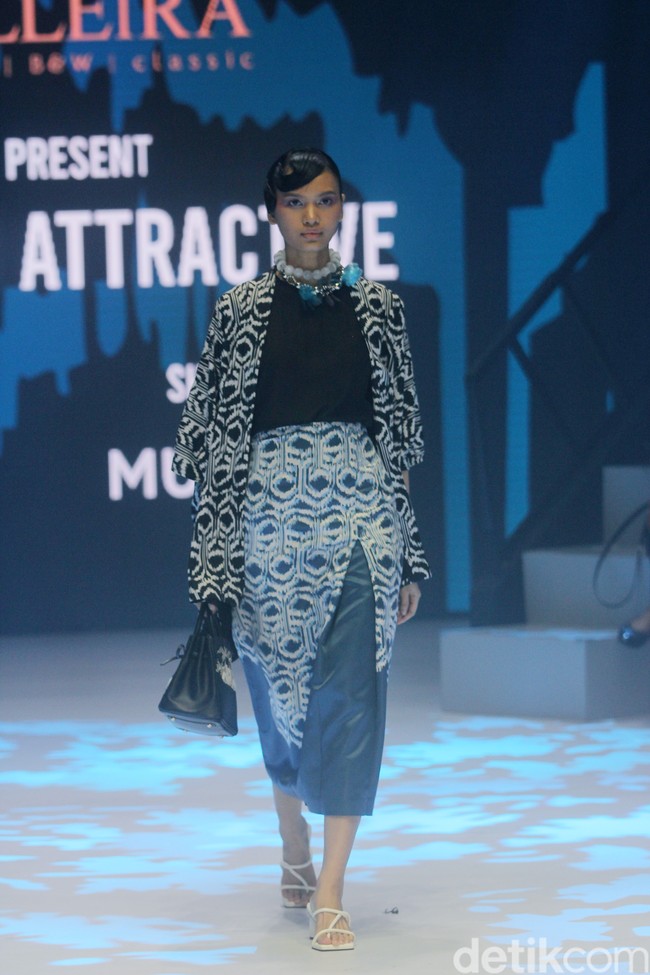 Alleira Batik menyuguhkan koleksi bertema Fusion Attractive di Plaza Indonesia Fashion Week 2024. Koleksi yang sudah ditampilkan di New York Fashion Week ini terinspirasi serial Sex And The City sehingga tampilannya cocok untuk orang-orang kantoran ala New Yorker.  Foto: Mohammad Abduh/detikcom.