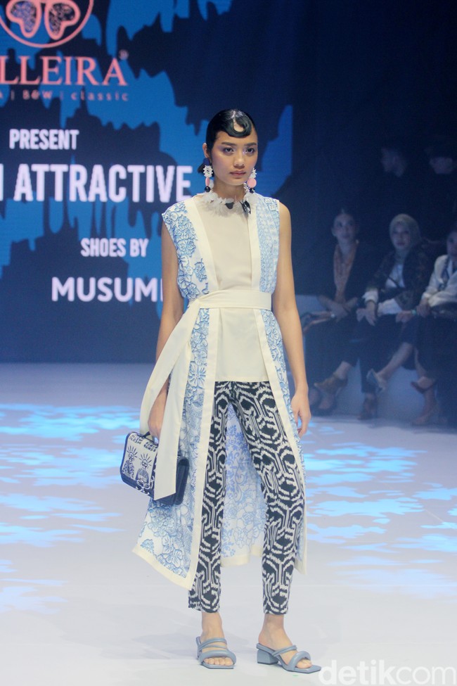 Alleira Batik menyuguhkan koleksi bertema Fusion Attractive di Plaza Indonesia Fashion Week 2024. Koleksi yang sudah ditampilkan di New York Fashion Week ini terinspirasi serial Sex And The City sehingga tampilannya cocok untuk orang-orang kantoran ala New Yorker.  Foto: Mohammad Abduh/detikcom.