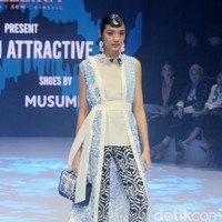 Alleira Batik menyuguhkan koleksi bertema Fusion Attractive di Plaza Indonesia Fashion Week 2024. Koleksi yang sudah ditampilkan di New York Fashion Week ini terinspirasi serial Sex And The City sehingga tampilannya cocok untuk orang-orang kantoran ala New Yorker.  Foto: Mohammad Abduh/detikcom.