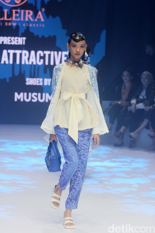 Alleira Batik menyuguhkan koleksi bertema Fusion Attractive di Plaza Indonesia Fashion Week 2024. Koleksi yang sudah ditampilkan di New York Fashion Week ini terinspirasi serial Sex And The City sehingga tampilannya cocok untuk orang-orang kantoran ala New Yorker. Foto: Mohammad Abduh/detikcom.