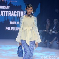 Alleira Batik menyuguhkan koleksi bertema Fusion Attractive di Plaza Indonesia Fashion Week 2024. Koleksi yang sudah ditampilkan di New York Fashion Week ini terinspirasi serial Sex And The City sehingga tampilannya cocok untuk orang-orang kantoran ala New Yorker. Foto: Mohammad Abduh/detikcom.