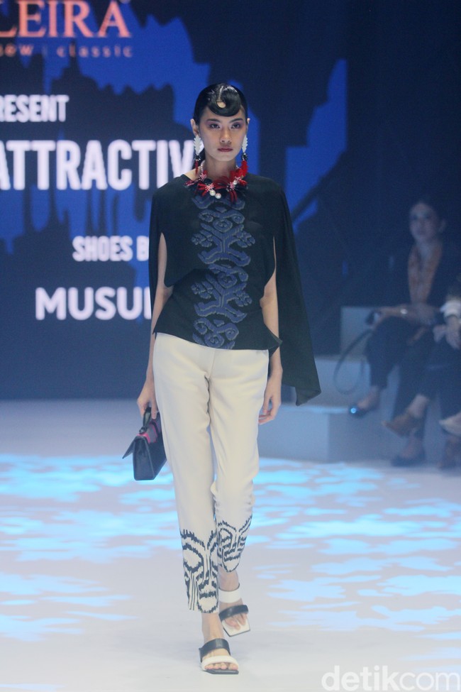 Alleira Batik menyuguhkan koleksi bertema Fusion Attractive di Plaza Indonesia Fashion Week 2024. Koleksi yang sudah ditampilkan di New York Fashion Week ini terinspirasi serial Sex And The City sehingga tampilannya cocok untuk orang-orang kantoran ala New Yorker.  Foto: Mohammad Abduh/detikcom.