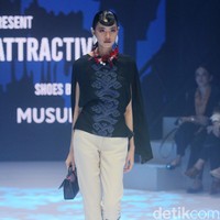 Alleira Batik menyuguhkan koleksi bertema Fusion Attractive di Plaza Indonesia Fashion Week 2024. Koleksi yang sudah ditampilkan di New York Fashion Week ini terinspirasi serial Sex And The City sehingga tampilannya cocok untuk orang-orang kantoran ala New Yorker.  Foto: Mohammad Abduh/detikcom.
