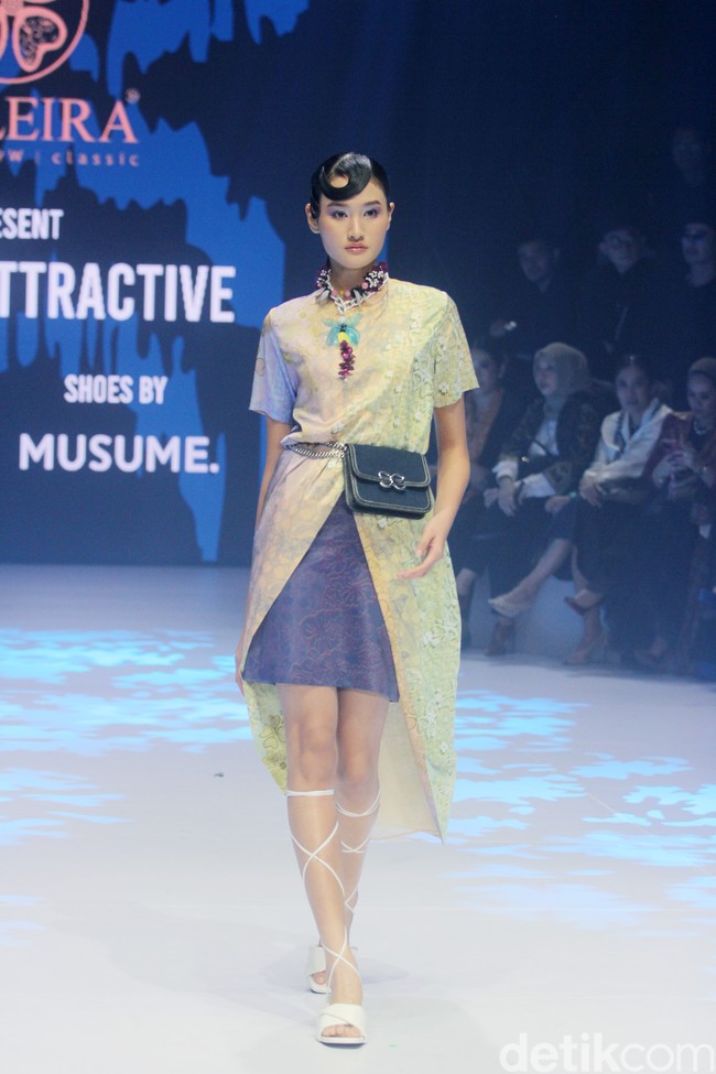 Alleira Batik menyuguhkan koleksi bertema Fusion Attractive di Plaza Indonesia Fashion Week 2024. Koleksi yang sudah ditampilkan di New York Fashion Week ini terinspirasi serial Sex And The City sehingga tampilannya cocok untuk orang-orang kantoran ala New Yorker.  Foto: Mohammad Abduh/detikcom.