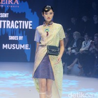 Alleira Batik menyuguhkan koleksi bertema Fusion Attractive di Plaza Indonesia Fashion Week 2024. Koleksi yang sudah ditampilkan di New York Fashion Week ini terinspirasi serial Sex And The City sehingga tampilannya cocok untuk orang-orang kantoran ala New Yorker.  Foto: Mohammad Abduh/detikcom.
