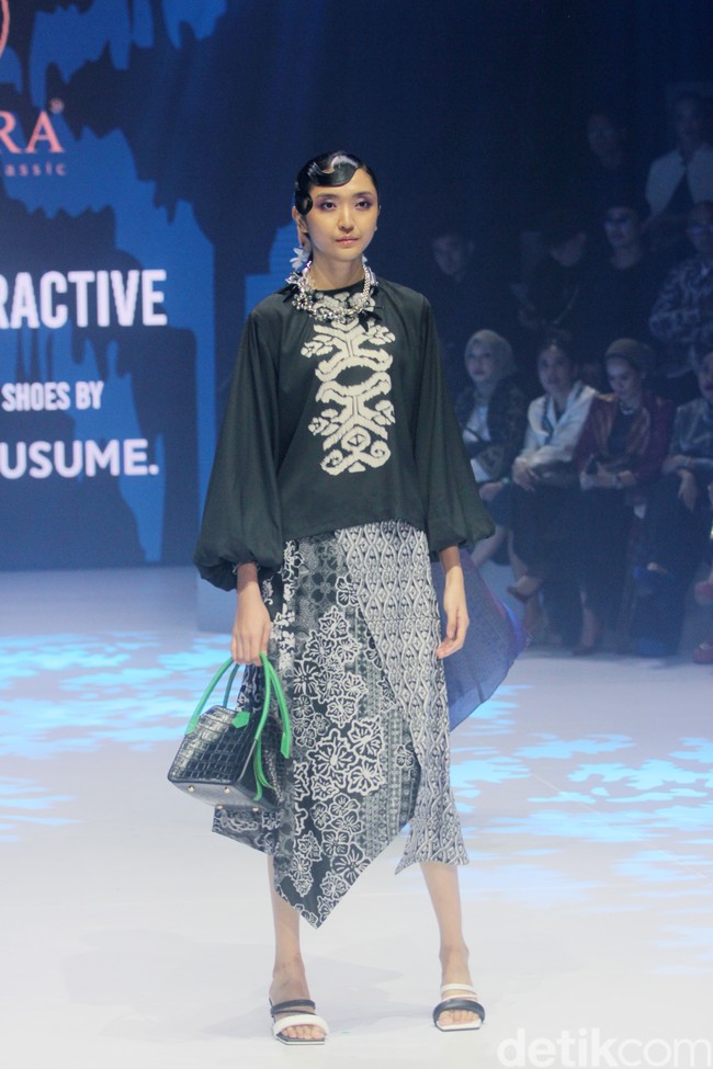 Alleira Batik menyuguhkan koleksi bertema Fusion Attractive di Plaza Indonesia Fashion Week 2024. Koleksi yang sudah ditampilkan di New York Fashion Week ini terinspirasi serial Sex And The City sehingga tampilannya cocok untuk orang-orang kantoran ala New Yorker.  Foto: Mohammad Abduh/detikcom.