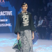 Alleira Batik menyuguhkan koleksi bertema Fusion Attractive di Plaza Indonesia Fashion Week 2024. Koleksi yang sudah ditampilkan di New York Fashion Week ini terinspirasi serial Sex And The City sehingga tampilannya cocok untuk orang-orang kantoran ala New Yorker.  Foto: Mohammad Abduh/detikcom.