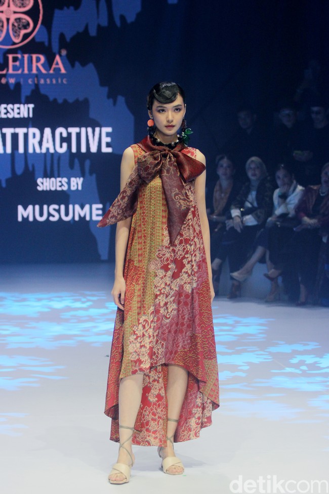 Alleira Batik menyuguhkan koleksi bertema Fusion Attractive di Plaza Indonesia Fashion Week 2024. Koleksi yang sudah ditampilkan di New York Fashion Week ini terinspirasi serial Sex And The City sehingga tampilannya cocok untuk orang-orang kantoran ala New Yorker. Foto: Mohammad Abduh/detikcom.