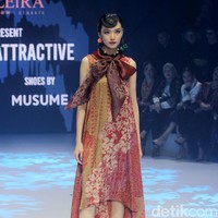Alleira Batik menyuguhkan koleksi bertema Fusion Attractive di Plaza Indonesia Fashion Week 2024. Koleksi yang sudah ditampilkan di New York Fashion Week ini terinspirasi serial Sex And The City sehingga tampilannya cocok untuk orang-orang kantoran ala New Yorker. Foto: Mohammad Abduh/detikcom.
