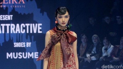 10 Koleksi Baju Batik Modern, Inspirasi untuk Tampilan Karyawan Kantoran