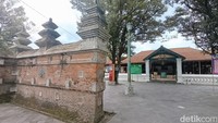Akulutrasi arsitektur tercermin dari pagar dan gerbang yang mengelilingi kompleks Masjid. Seluruh bentuk dan arsitektur mengadaptasi tempat ibadah Hindu atau Pura. Dwi Agus/detikJogja