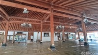 Beberapa sudut arsitektur bangunan Masjid Gede Mataram Kotagede menyuguhkan nilai akulturasi. Mulai dari gapura pohon-pohon, kolam, pintu gerbang, tiang, hingga mustaka. Memiliki filosofi dan makna pelajaran agama Islam yang ditanamkan Kanjeng Sunan Kalijaga. Foto: Dwi Agus/detikJogja