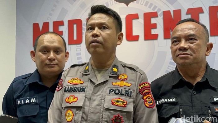 Kompol Amin Nasution (tengah), Kasubbid Penmas Polda Jambi