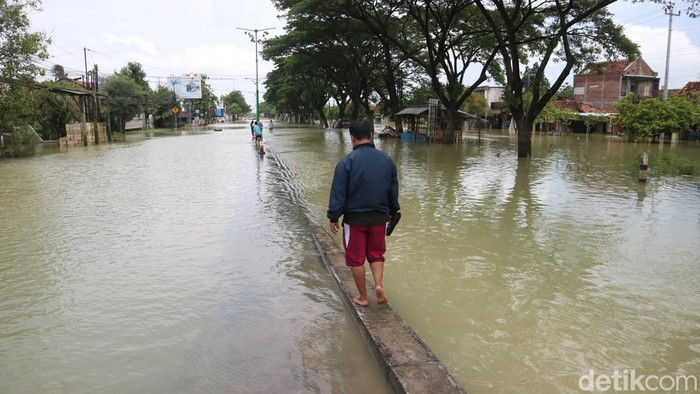 Kondisi banjir di ruas jalur Pantura, Karanganyar, Demak, berangsur surut, Kamis (21/3/2024).
