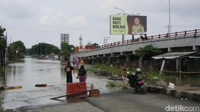 Kondisi banjir di ruas jalur Pantura, Karanganyar, Demak, berangsur surut, Kamis (21/3/2024).